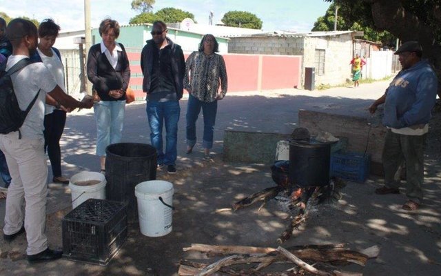 Beamptes van die Departement van Omgewingsake en  Toerisme besoek Masakhane, met Gina Boysen, Ontwikkelings-koördineerder van GB Toerisme in die middel